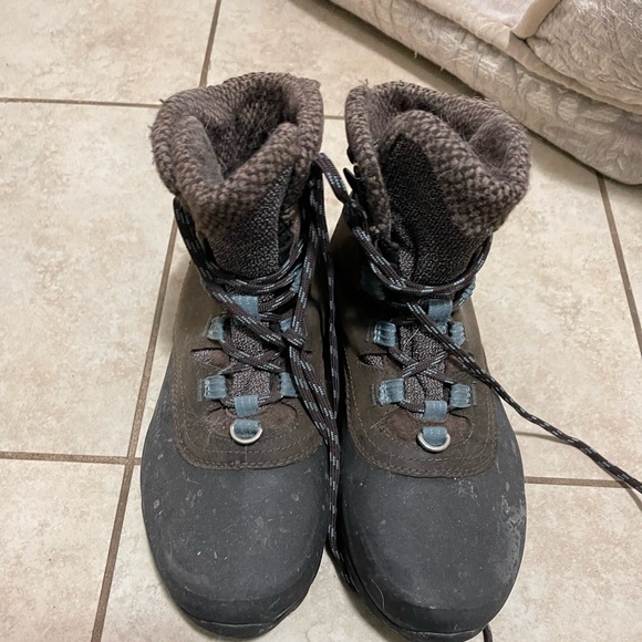 Size 8.5 women’s Merrell winter boots - Picture 1 of 3